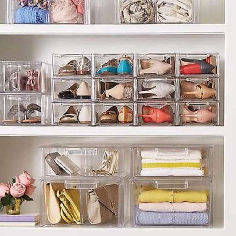 24. Utilize caixas de acrílico em como organizar sapatos no guardar roupa e deixe o armário mais bonito visualmente