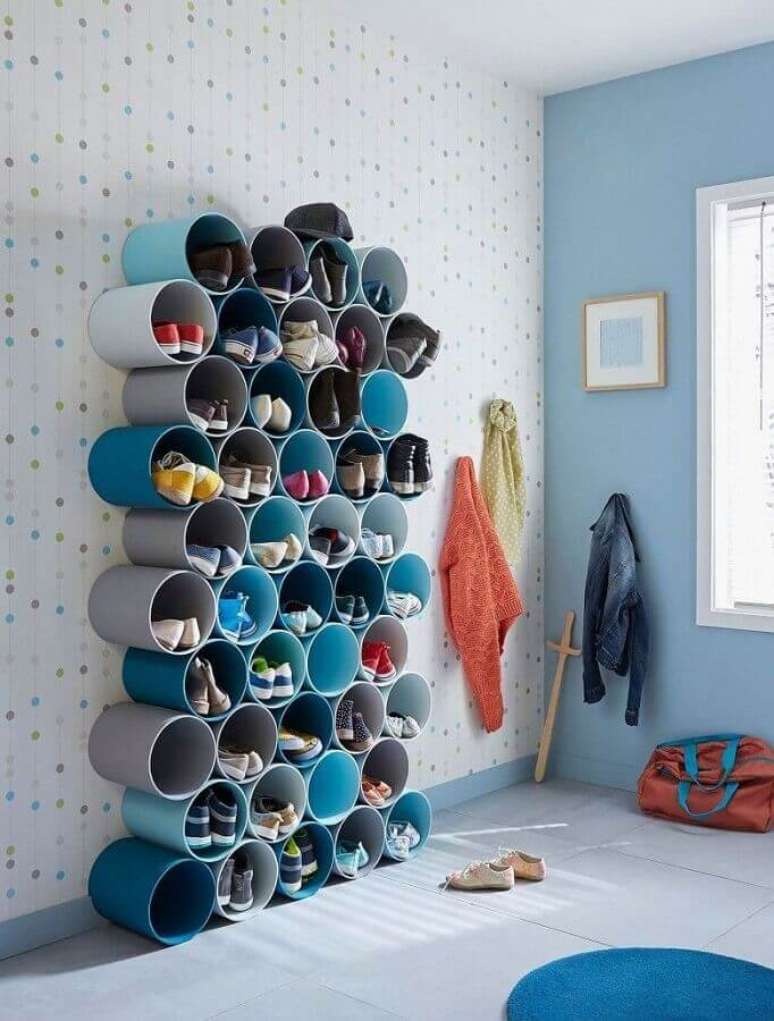 28. Ideias para guardar sapatos com canos grandes para quarto decorado em tons de azul