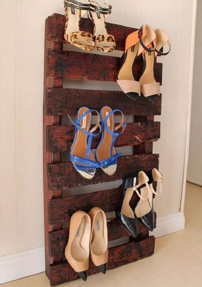 11. A sapateira de pallets é ótima para decorar e organizar