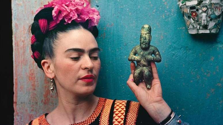 O status ic&ocirc;nico de Frida Kahlo se deve muito aos seus autorretratos (Cr&eacute;dito: Nickolas Muray/Victoria and Albert Museum)