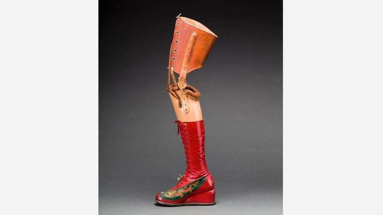 Muitos dos objetos - como seus corpetes e pr&oacute;teses - revelam novos detalhes sobre o acidente quase fatal de Frida quando ela tinha 18 anos (Cr&eacute;dito: Victoria and Albert Museum)