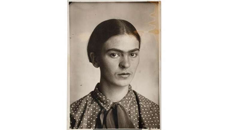 Frida usava seus autorretratos e vestidos mexicanos para lidar com sua vida e seus desafios, diz curadora da exposi&ccedil;&atilde;o (Cr&eacute;dito: Victoria and Albert Museum)