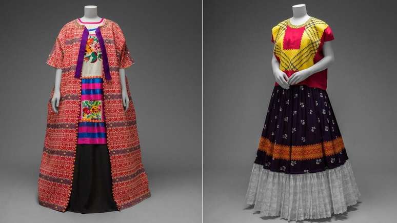 Entre as roupas expostas est&atilde;o os tradicionais huipil (blusas bordadas), rebozos (xales), saias longas e j&oacute;ias (Cr&eacute;dito: Victoria and Albert Museum)