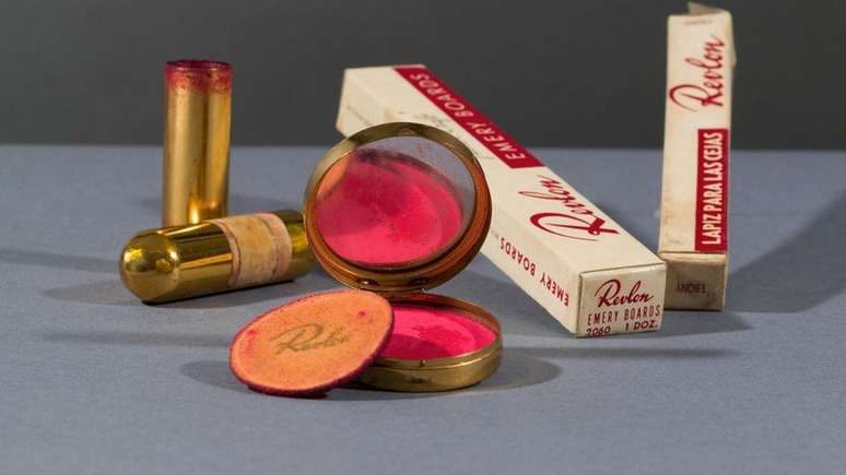 O batom vermelho original da Revlon e o kajal que ela usava para definir sua sobrancelha est&atilde;o &agrave; mostra em Londres (Cr&eacute;dito: Victoria and Albert Museum)