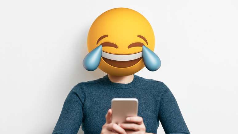 A carinha que 'chora de tanto rir' é o emoji mais popular tanto no Twitter quanto no Facebook