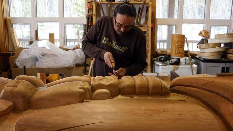O artista ind&iacute;gena Keith Wolfe Smarch usa o deserto de Carcross como inspira&ccedil;&atilde;o para talhar madeira
