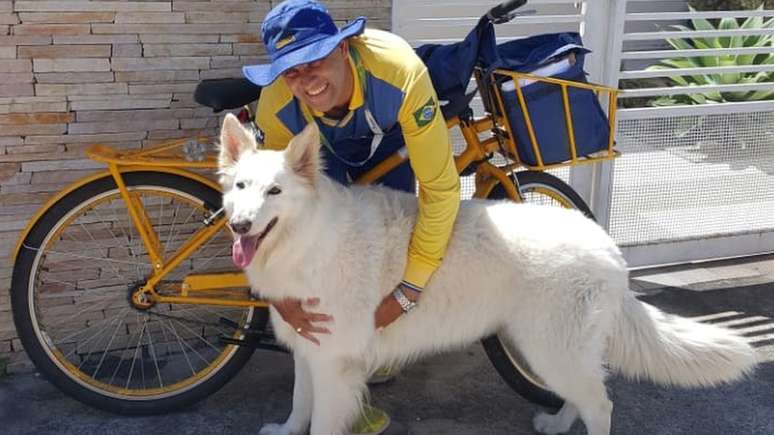 Angelo faz amizade com os cães que encontra em seu percurso