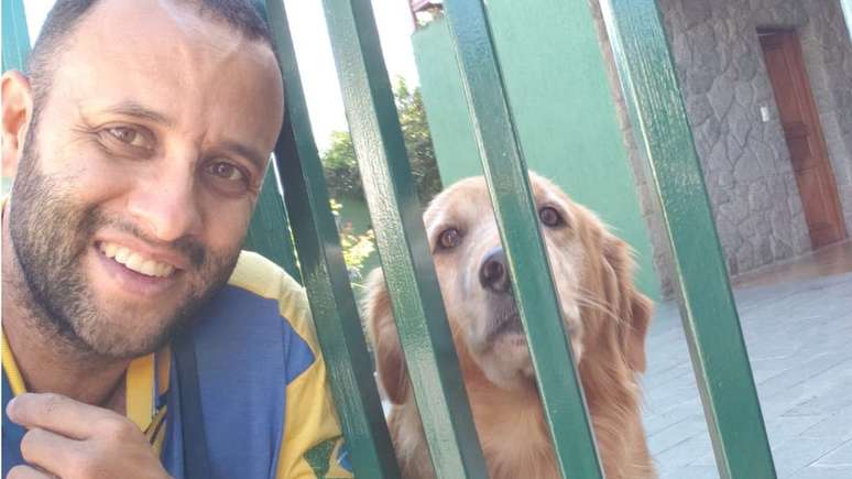 Angelo gosta de tirar selfies com os cachorros com quem faz amizade