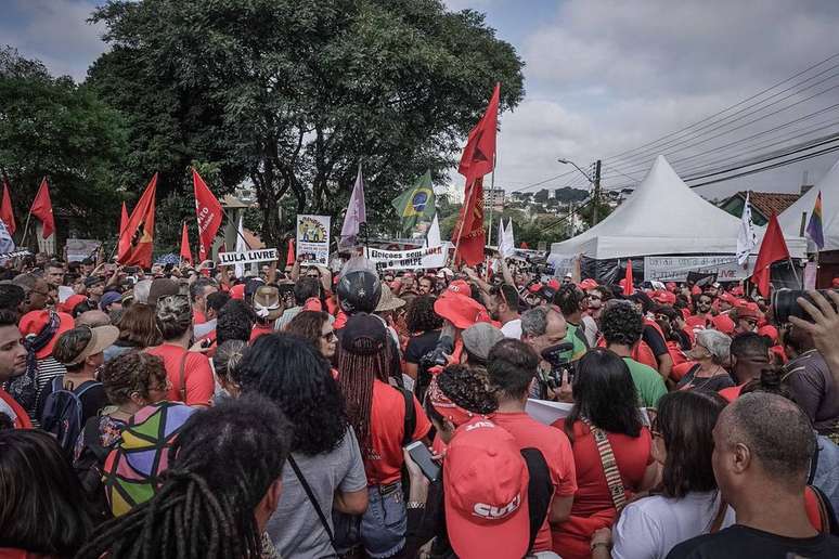 Militantes participam do ato do Dia do Trabalho nos arredores da Polícia Federal em Curitiba, onde o ex-presidente Luiz Inácio Lula da Silva está preso desde o dia 7 de abril.