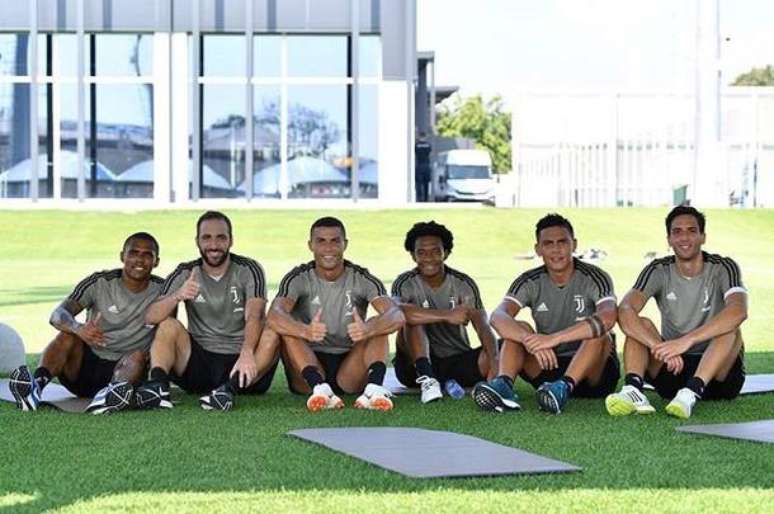 Cristiano Ronaldo ao lado dos novos companheiros da Juventus