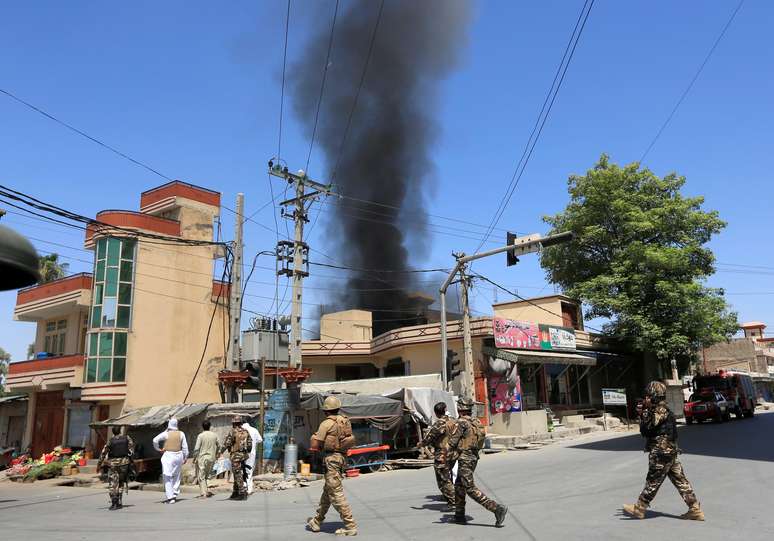 Fuma&ccedil;a vista em local onde foram ouvidas explos&otilde;es em Jalalabad, no Afegansit&atilde;o 31/07/2018 REUTERS/Parwiz