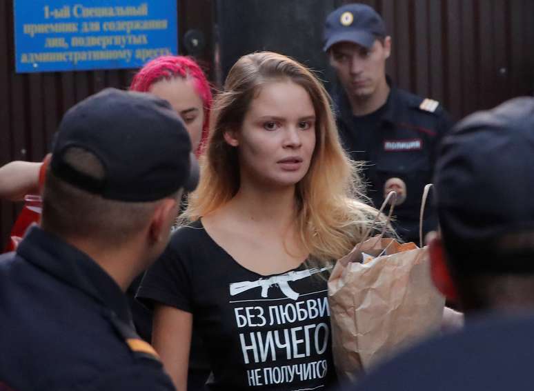 Ativistas do grupo de protesto russo Pussy Riot deixam centro de detenção em Moscou, na Rússia 30/07/2018 REUTERS/Maxim Shemetov 