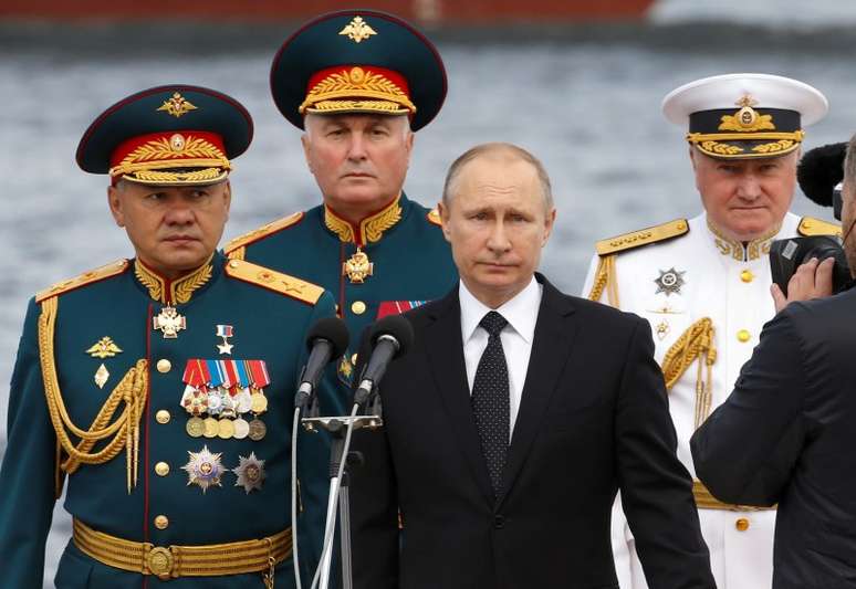 Presidente russo, Vladimir Putin, se prepara para pronunciamento ao lado de comandantes militares em São Petersburgo, no ano passado.
30/07/2017
REUTERS/Alexander Zemlianichenko/Pool