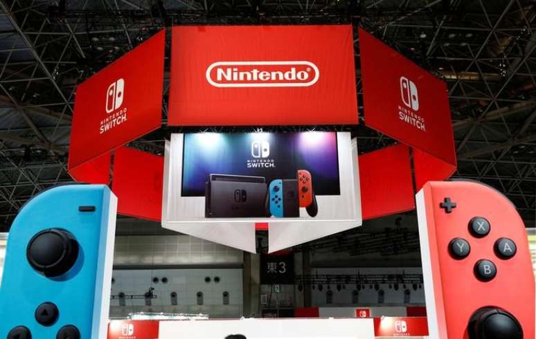 Logo da Nintendo enquadrado por controles do console Switch durante evento em T&oacute;quio, Jap&atilde;o
13/01/2017 REUTERS/Kim Kyung-Hoon