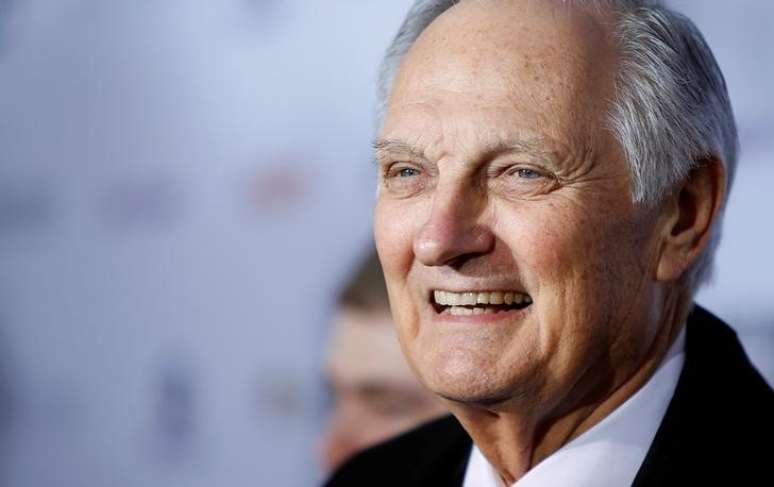 Alan Alda chega para Emmy Awards em Nova York
 19/11/2012   REUTERS/Carlo Allegri