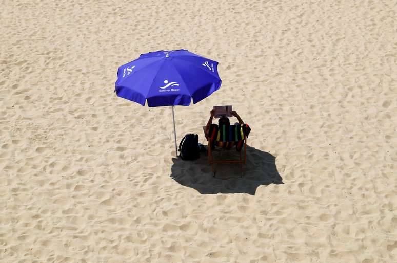 Homem l&ecirc; em dia de calor forte em Berlim
 24/7/2018   REUTERS/Fabrizio Bensch     
