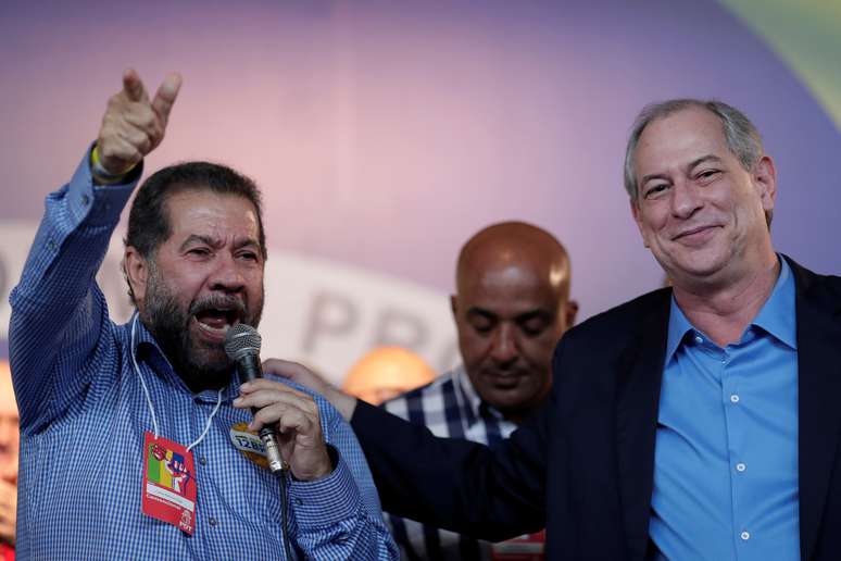 Presidente do PDT, Carlos Lupi, discursa ao lado do presidenciável Ciro Gomes, na convenção do partido
20/07/2018
REUTERS/Ueslei Marcelino