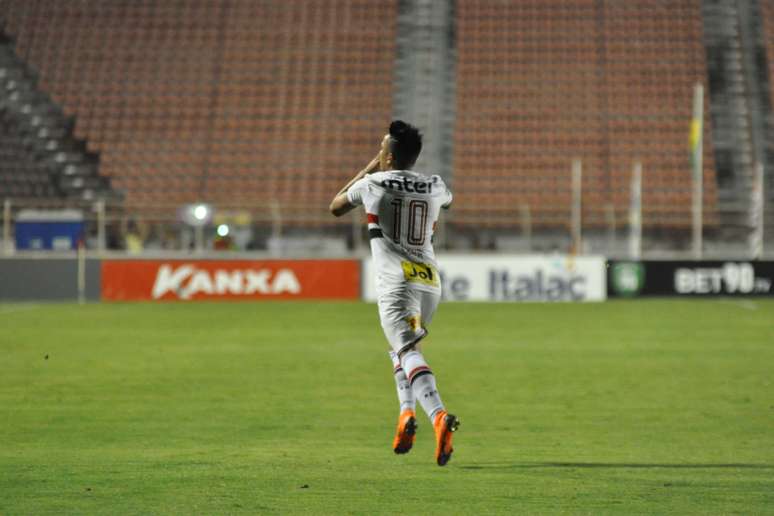 O meia Christian Cueva em ação contra o São Paulo