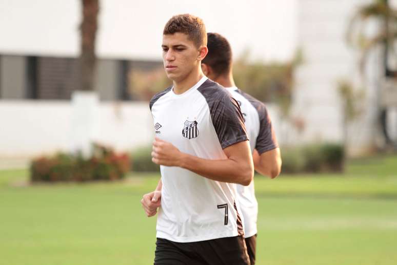 Vitor Bueno durante treino no Santos