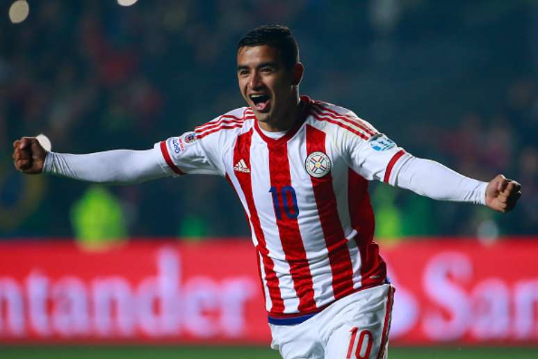 Derlis González comemora gol pela seleção paraguaia em 2015