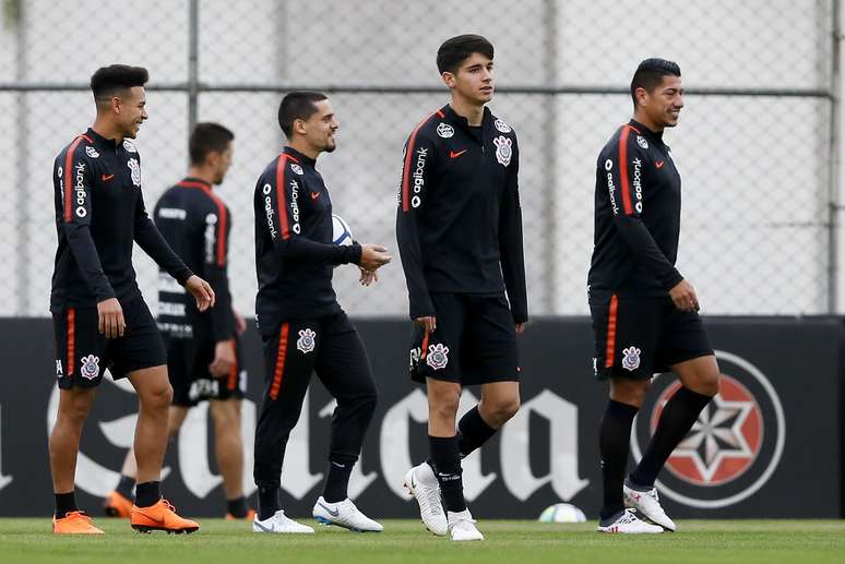 Ángelo Araos durante o treino do Corinthians