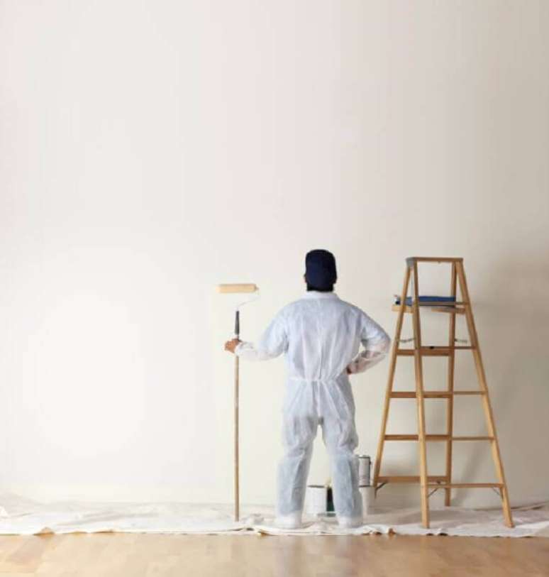 6. Apesar de parecer complicado, o processo de como passar argamassa na parede é muito importante para ter uma parede lisinha para receber a tinta – Foto: Cabinet Painting