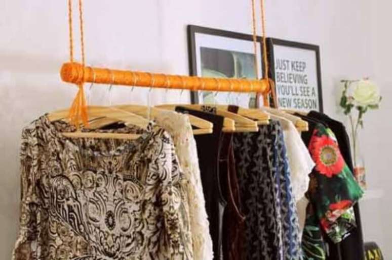 21-Guarda roupa sem porta tipo arara pendurada no teto: Fonte: Vai com Tudo