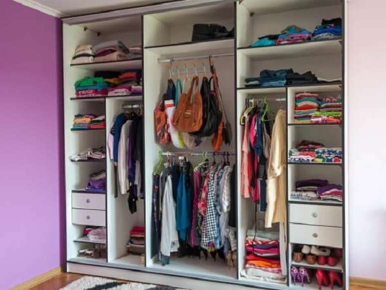 34- Guarda roupa closet para quarto grande. Fonte: Customizando