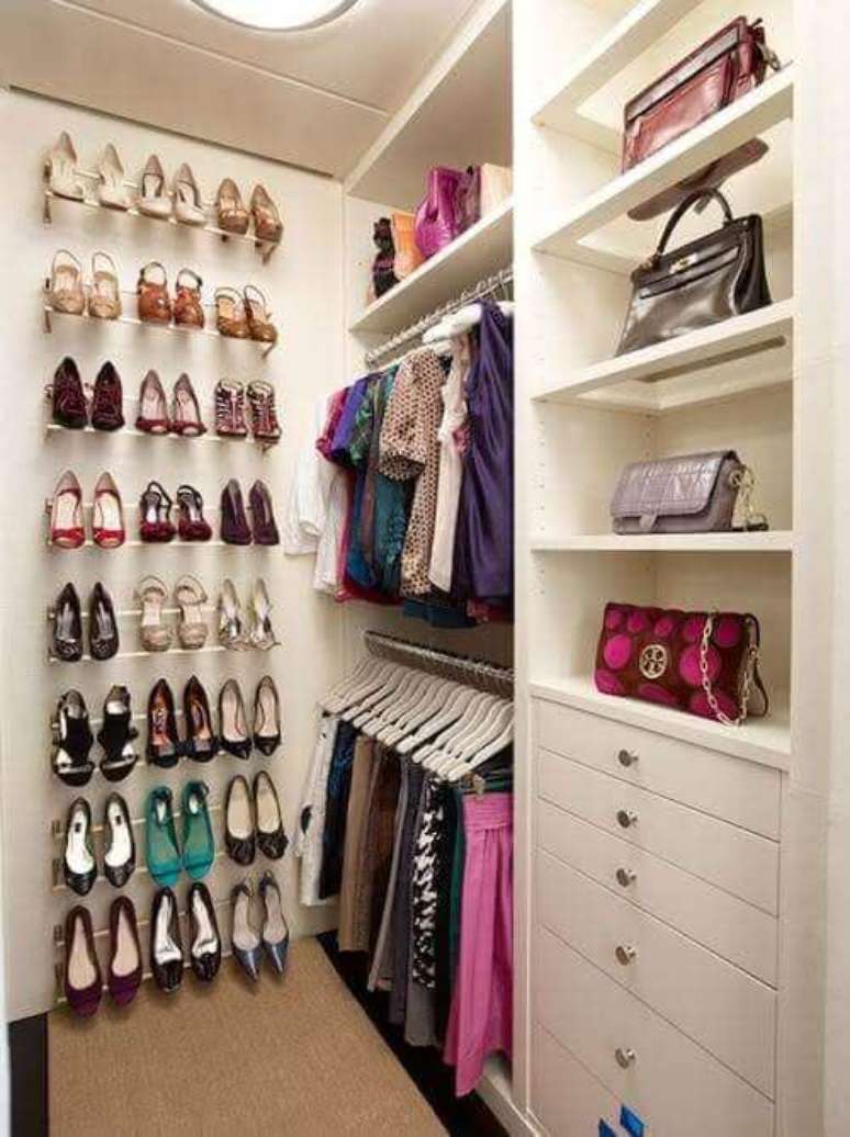 26- Guarda Roupa sem porta com gavetas, prateleiras e porta sapatos. Fonte Pinterest