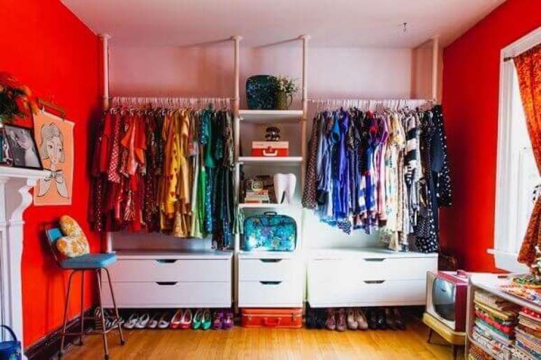 31- Guarda roupa sem porta &eacute; o ponto focal na decora&ccedil;&atilde;o. Fonte: Eu Crio Moda