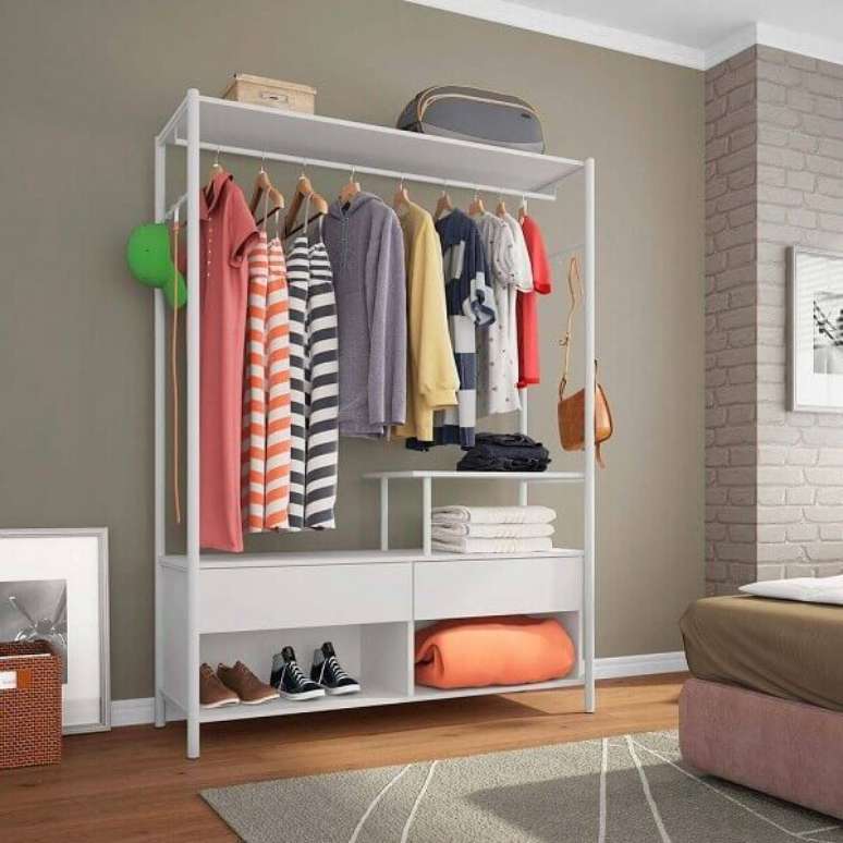 16- Guarda roupa sem porta simples decora o quarto pequeno de casal. Fonte: Lojas Kd Móveis