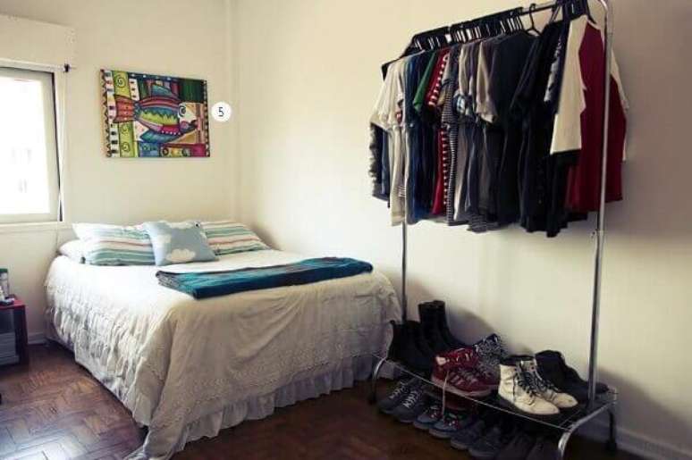 4- Arara de roupas para quarto com sapateira. Fonte: Pinterest