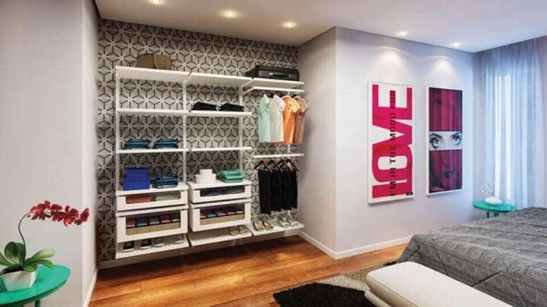 40 &ndash; Guarda roupa sem porta com prateleiras fixadas em suporte. Fonte: Archtrends Portobello