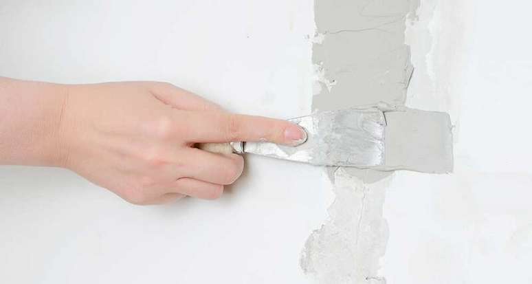 4. Passar o selador é um processo muito importante do emassamento de parede – Foto: Home Decoo