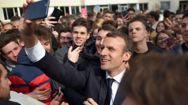 O presidente francês Emmanuel Macron fez uma campanha para proibir os smartphones nas salas de aula