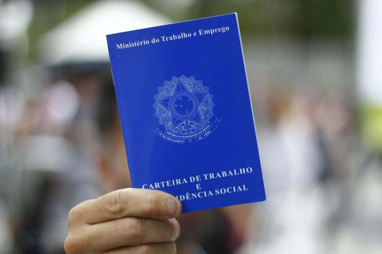 Emprego formal é registrado na Carteira de Trabalho