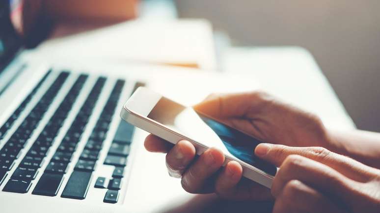 O chaveiro se conecta com um aplicativo por bluetooth