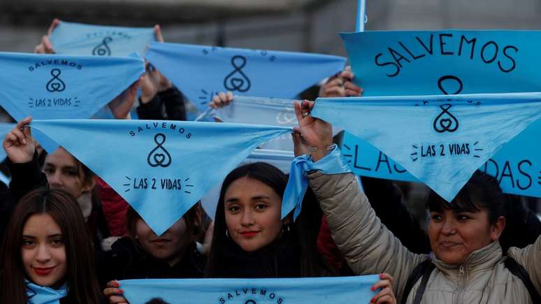 Manifestantes contra a legalização do aborto escolheram lenços da cor azul para contrapor lenços verdes dos que se colocam a favor da medida