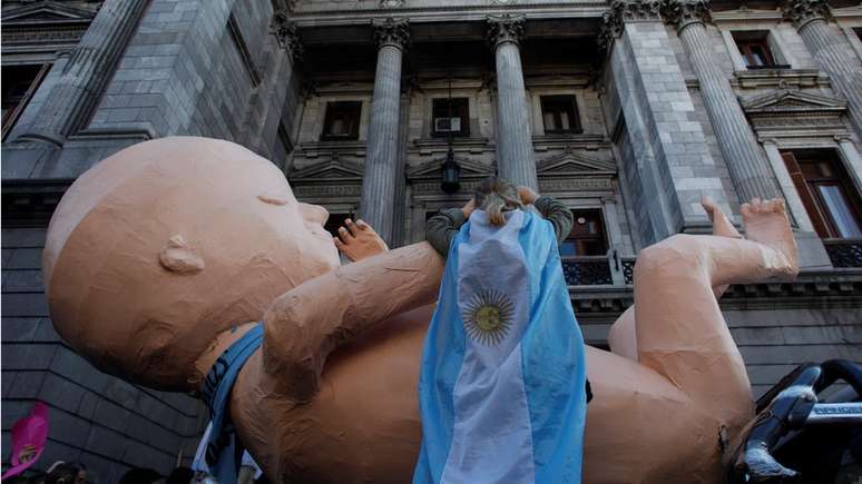 Protestos contra a descriminalização do aborto uniram católicos e evangélicos na Argentina, mas presidente disse que não vetará a medida