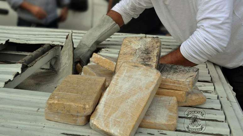 Investigadores dizem que o quilo de cocaína é vendido nos países produtores - Colômbia, Peru e Bolívia - por cerca de US$ 2 mil e chega ao Brasil custando aproximadamente US$ 6 mil; na Europa, vale entre US$ 35 mil e US$ 40 mil