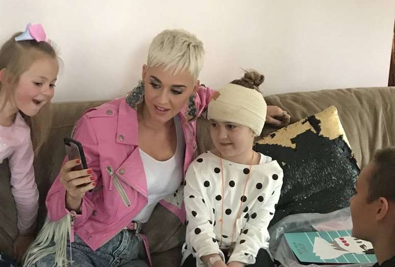 A cantora norte-americana Katy Perry visitou em casa uma fã australiana que não conseguiu ir a um show por conta de um tumor no cérebro
