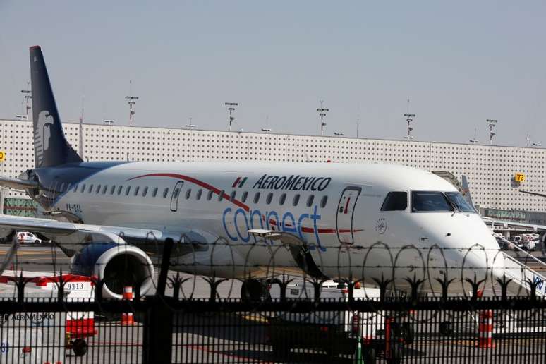 Avi&atilde;o Embraer ERJ-190AR da Aeromexico Connect  em pista no aeroporto internacional Benito Juarez, na Cidade do M&eacute;xico. 28/11/ 2017. REUTERS/Ginnette Riquelme 