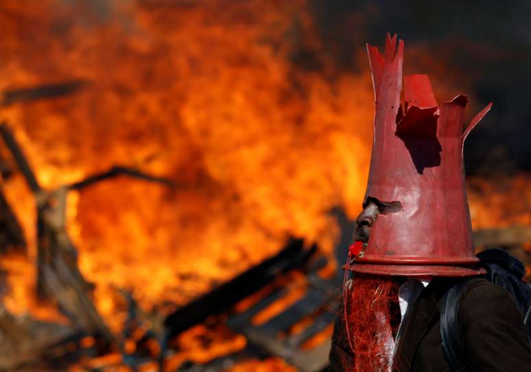 Apoiador do partido de oposição MDC durante protesto em Harare 01/08/2018 REUTERS/Siphiwe Sibeko