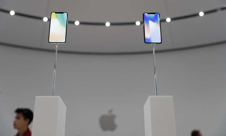 As amostras do Apple iPhone X são exibidas durante um evento de lançamento de produto em Cupertino, Califórnia 12/09/ 2017. REUTERS/Stephen Lam 
