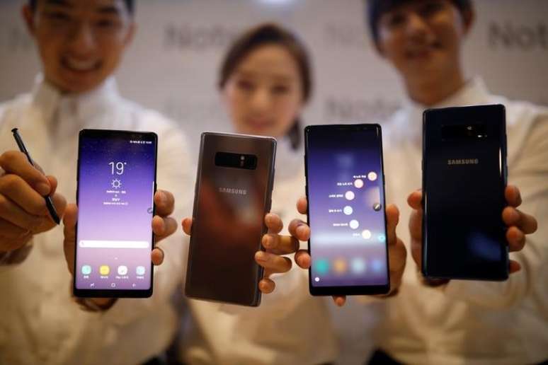 Modelos de celulares da Samguns durante evento de lançamento da marca em Seul, Coreia do Sul
12/09/2017 REUTERS/Kim Hong-Ji
