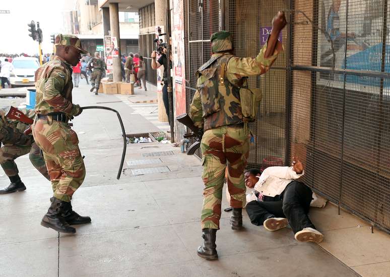 Soldados atacam manifestante em Harare
 1/8/2018   REUTERS/Mike Hutchings 