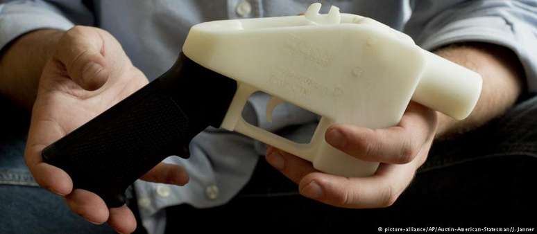 Fundador da organização Defense Distributed exibe arma produzida em impressora 3D