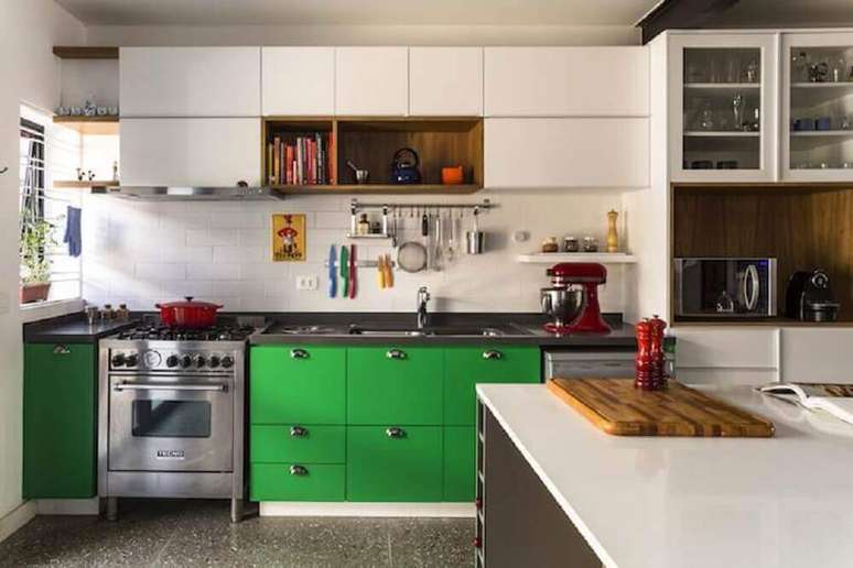 12. Decoração com armário de cozinha retrô pintado em verde e branco – Foto: DT Estúdio