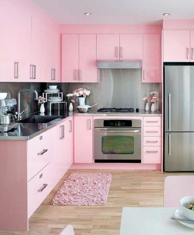 13. Armário de cozinha retrô toda decorada em tom de rosa e com revestimento metálico para parede – Foto: GetSymbian