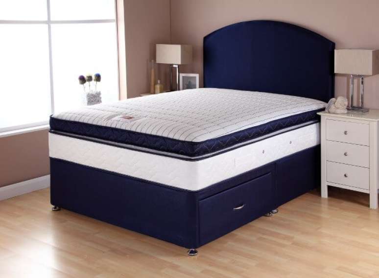 16. Existe também modelos de cama box com gaveta embutida. Foto de The World of Beds